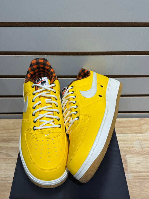 Varsity Maize Picnic Blanket Nike Air Force 1 Sz 11