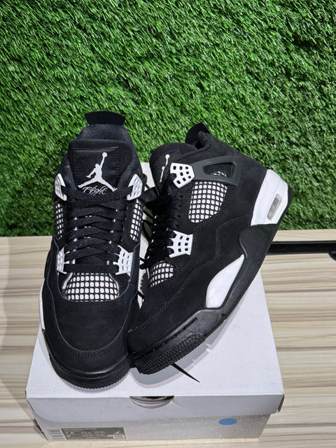 Jordan 4 Retro White Thunder Sz 7.5M..