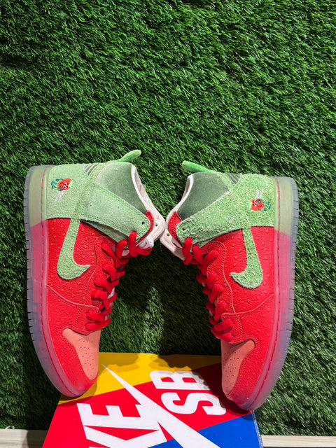 Nike SB Dunk High Strawberry Cough Sz 8M