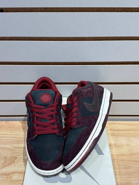 Nike SB Dunk Low Riot Skateshop Sz 8.5M