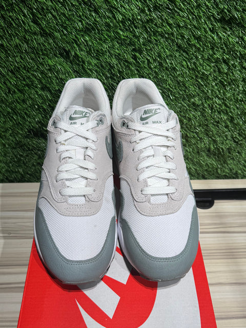 Nike Air Max 1 White Mica Green Sz 8M.