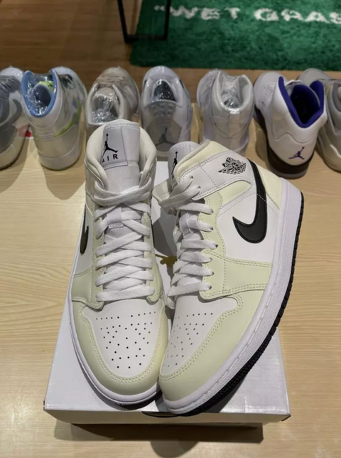 Jordan 1 Mid Coconut Milk (W)