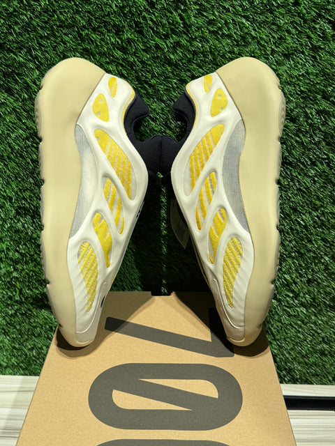 adidas Yeezy 700 V3 Safflower Sz 12.5