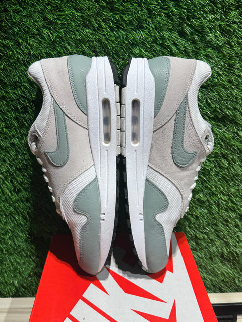 Nike Air Max 1 White Mica Green Sz 8M.