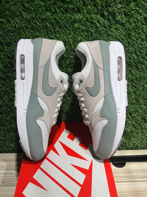 Nike Air Max 1 White Mica Green Sz 8M.