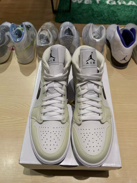 Jordan 1 Mid Coconut Milk (W)
