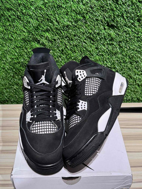 Jordan 4 Retro White Thunder Sz 10M