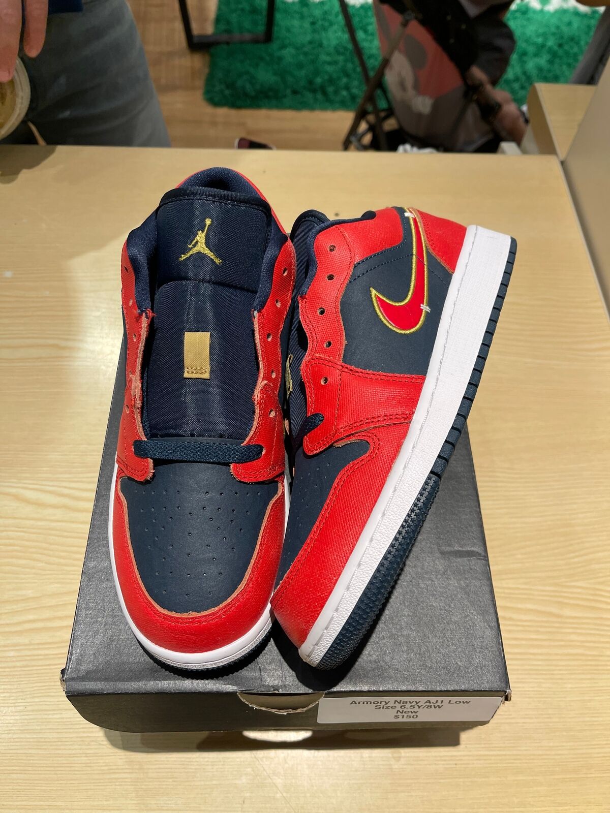 Air Jordan 1 on sale Low sz 6.5Y