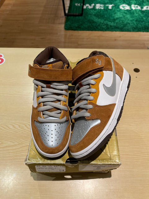 Nike SB Dunk Mid Fender Bass