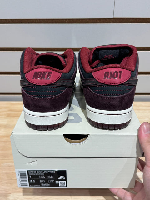 Nike SB Dunk Low Riot Skateshop Sz 7