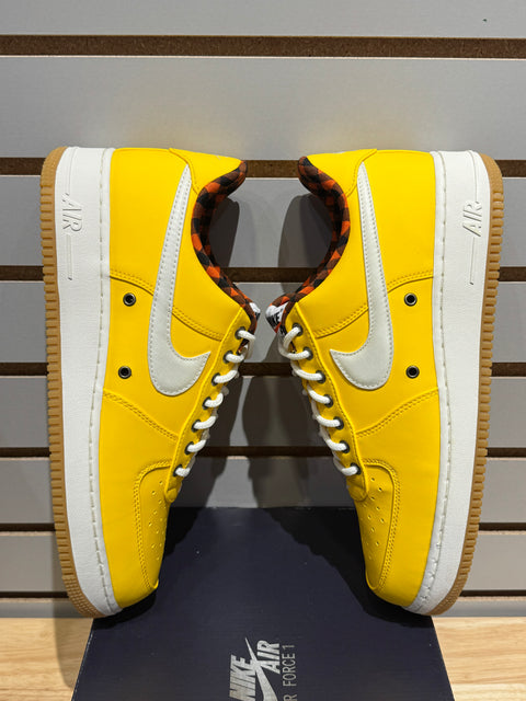 Varsity Maize Picnic Blanket Nike Air Force 1 Sz 11