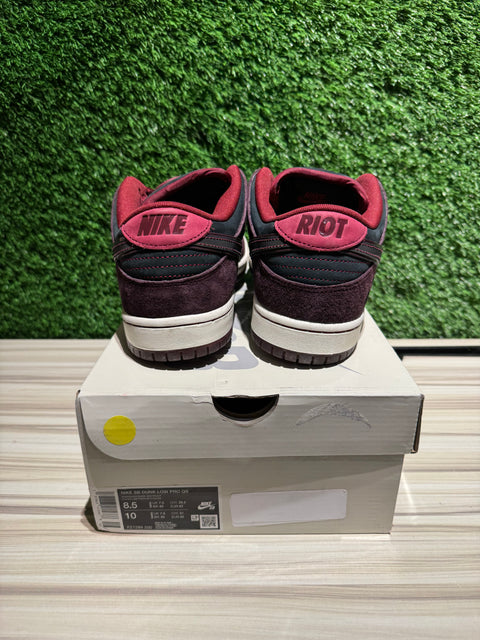 Nike SB Dunk Low Riot Skateshop Sz 8.5M
