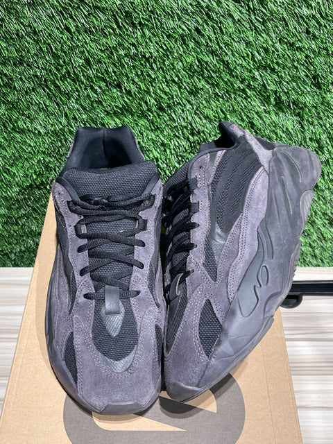 adidas Yeezy Boost 700 V2 Vanta Sz 10.5