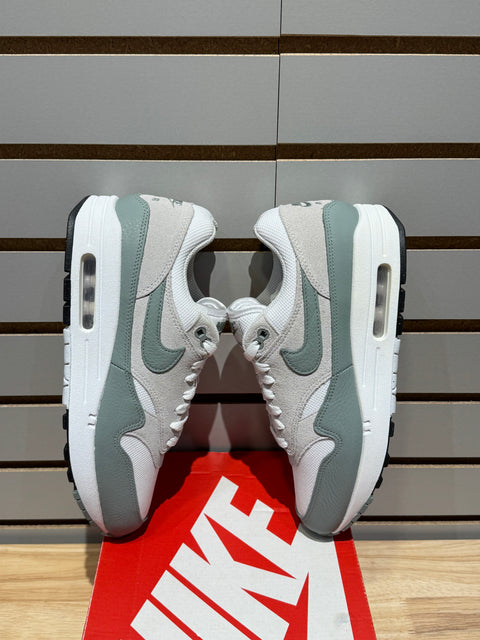 Nike Air Max 1 White Mica Green Sz 7.5