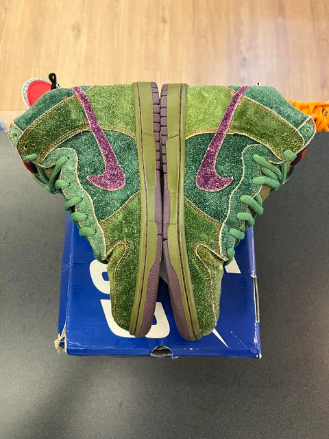 Nike SB Dunk High Skunk 420