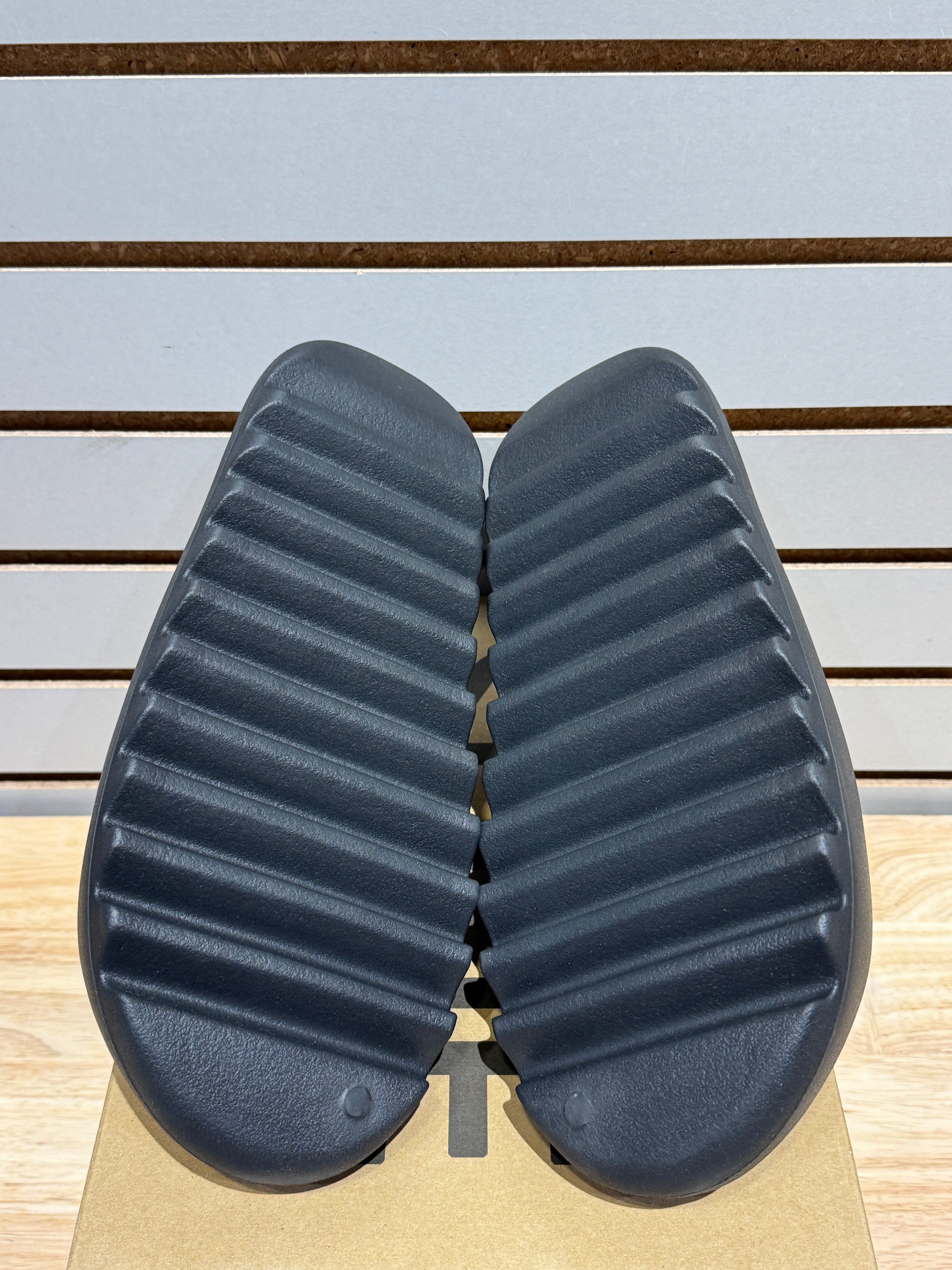adidas Yeezy Slide Onyx Sz 7 – Sneak City