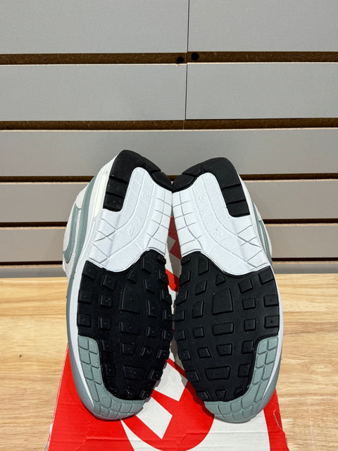 Nike Air Max 1 White Mica Green Sz 7.5