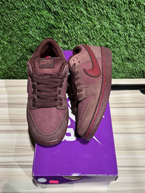 Nike SB Dunk Low City of Love Burgundy Crush Sz 6.5M/8W