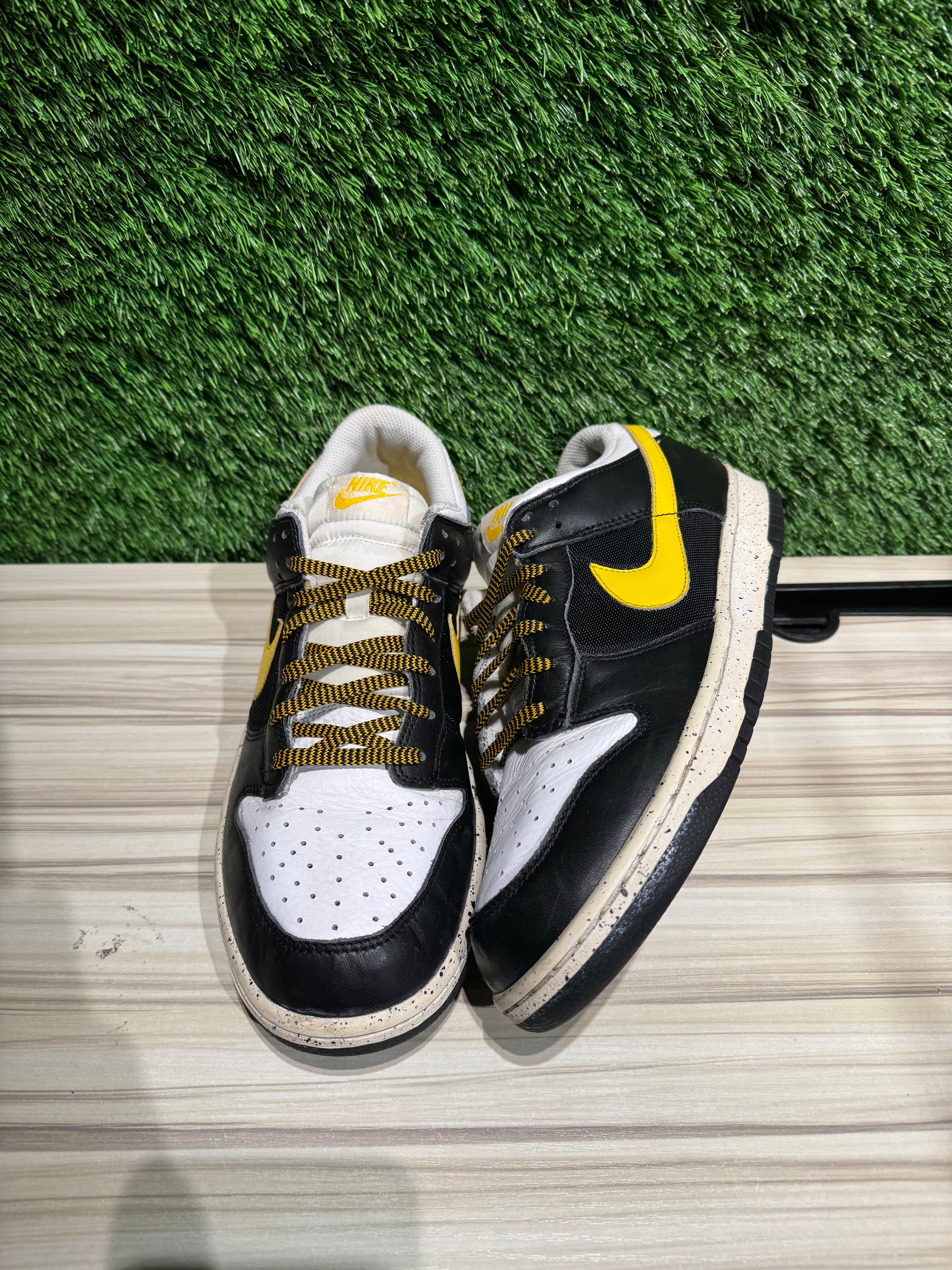 dunk black varsity maize