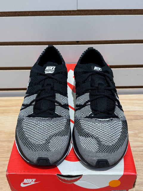 Nike Flyknit Trainer Oreo Sz 8