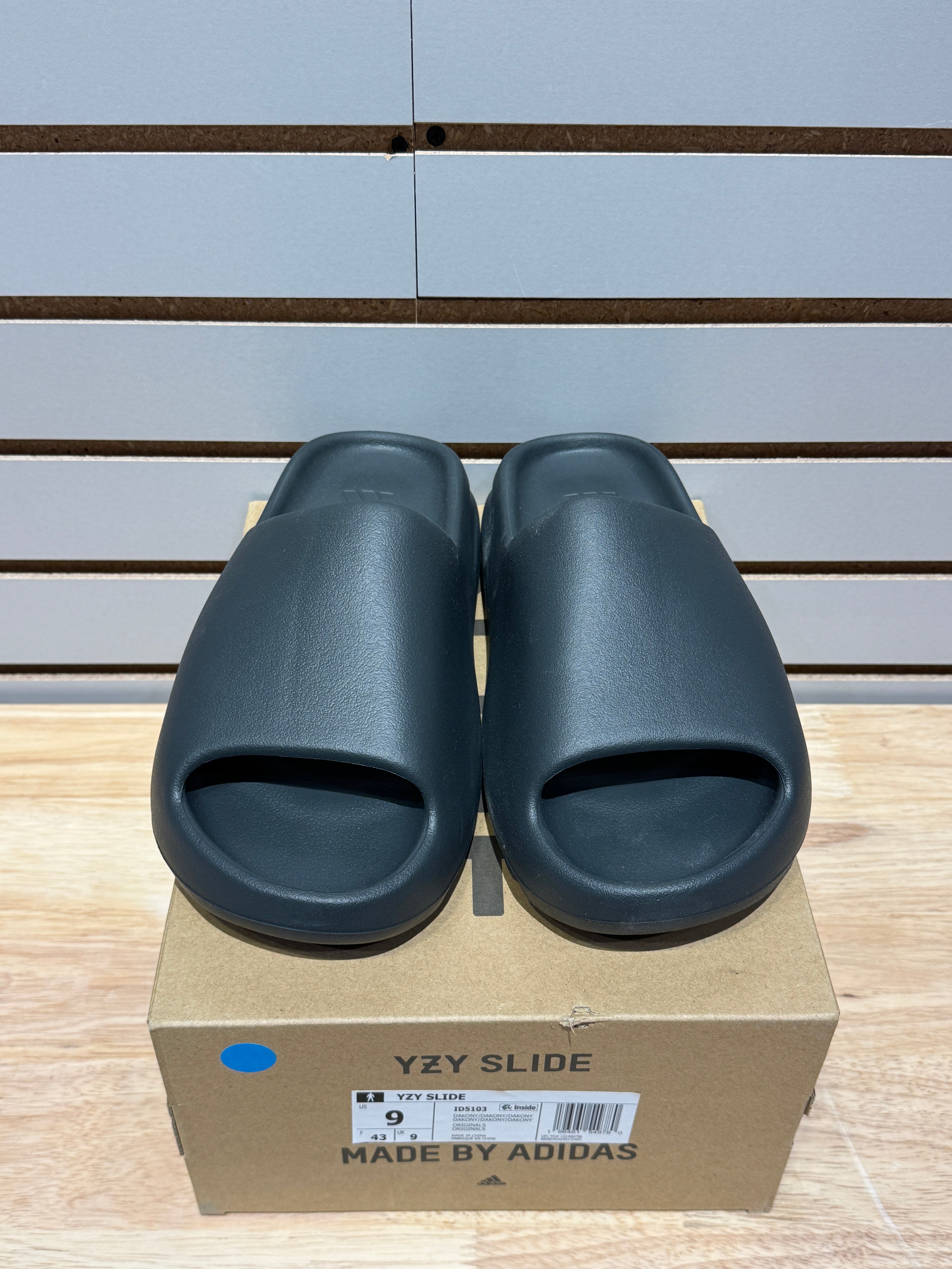 adidas Yeezy Slide Dark Onyx Sz 9 – Sneak City