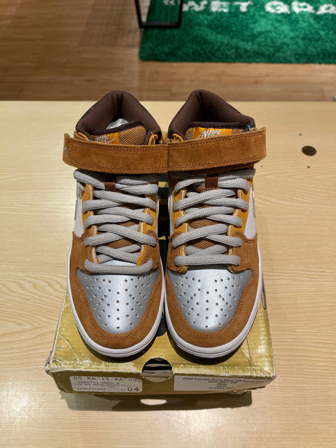 Nike SB Dunk Mid Fender Bass