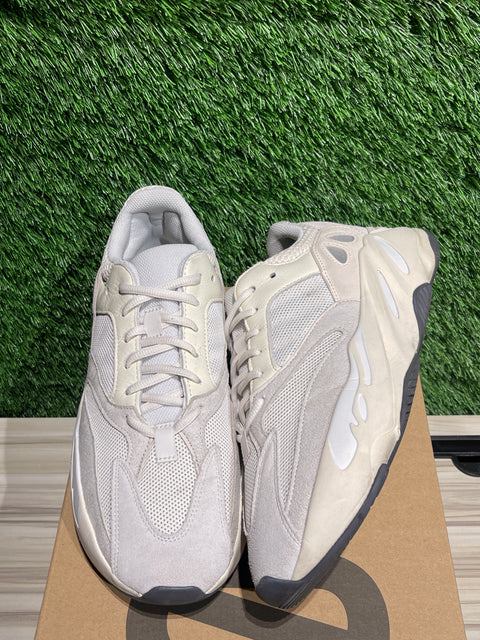 adidas Yeezy Boost 700 Analog Sz 10.5