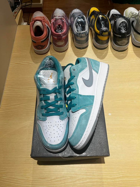 Jordan 1 Low New Emerald (GS) Sz 7Y/8.5W