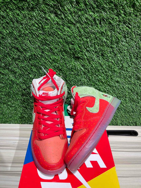 Nike SB Dunk High Strawberry Cough Sz 7.5M