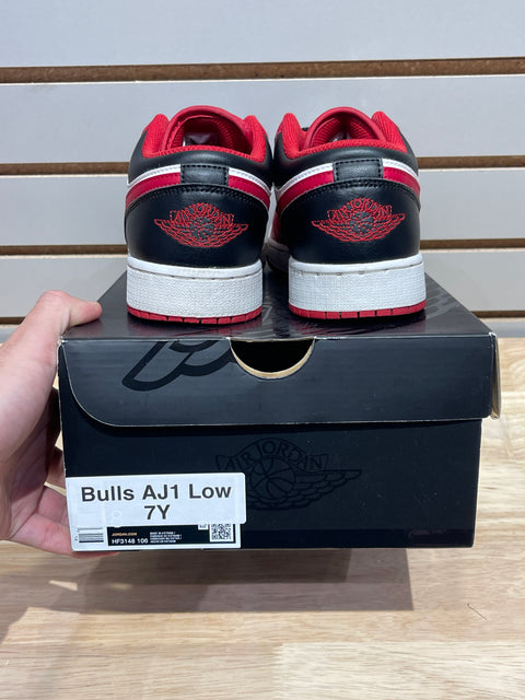 Jordan 1 Low Bulls (GS) Sz 7Y