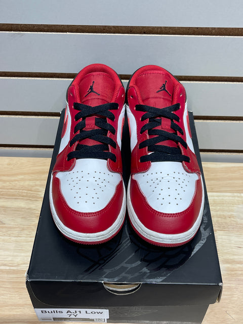 Jordan 1 Low Bulls (GS) Sz 7Y