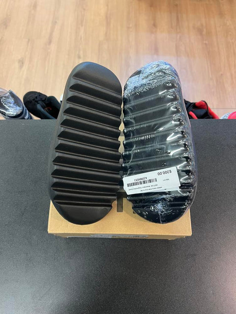 adidas Yeezy Slide Onyx Sz 4M