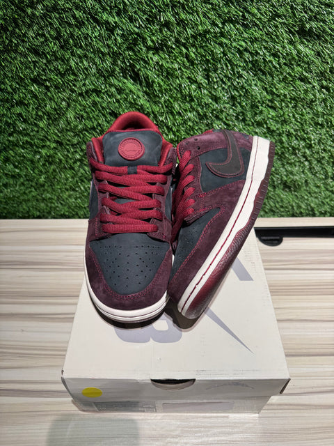Nike SB Dunk Low Riot Skateshop Sz 8.5M