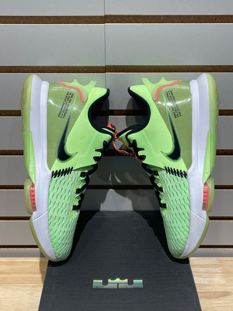 Nike LeBron Witness 5 Grinch Sz 9.5