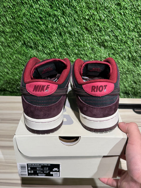 Nike SB Dunk Low Riot Skateshop Sz 8M