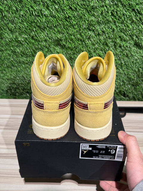 Jordan 1 Mid SE French Fries (GS) Sz 6Y